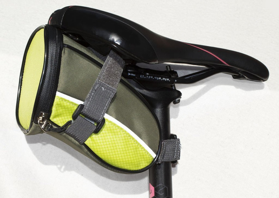 Sicaro saddlebag with a built-in LED indicator